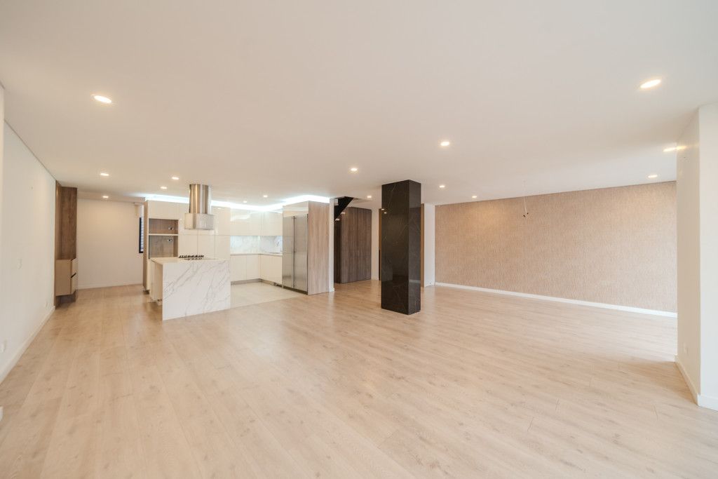 Apartamento en venta Cundinamarca Bogotá Santa Barbara Central 240 m2 Habitaciones 3 Baños 4 Garajes 3 Precio $2600000000