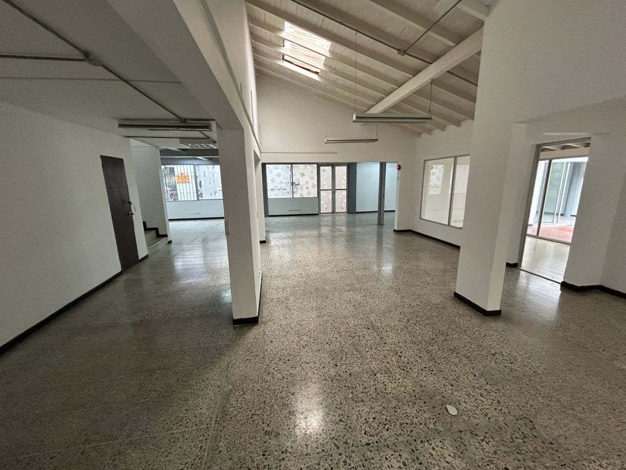 Local en arriendo Antioquia Medellín Urbanizacion El Futuro 480 m2 Habitaciones 0 Baños 2 Garajes 0 Precio $19500000