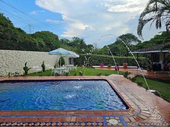 Casa Campestre en venta Valle Del Cauca Cali Alto Melendez - La Buitrera 400 m2 Habitaciones 5 Baños 6 Garajes 4 Precio $1600000000