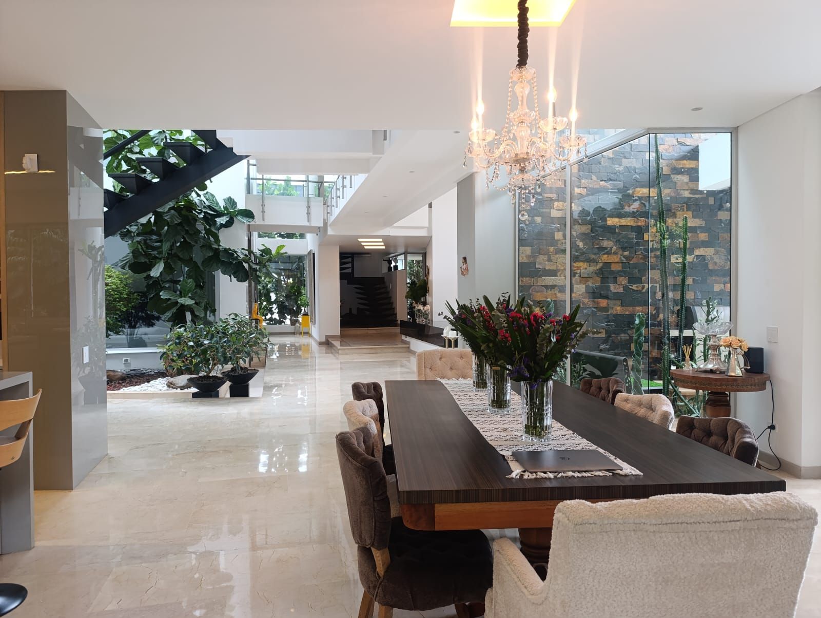 Casa en venta Antioquia Medellín Los Naranjos 1510 m2 Habitaciones 4 Baños 5 Garajes 6 Precio $8500000000