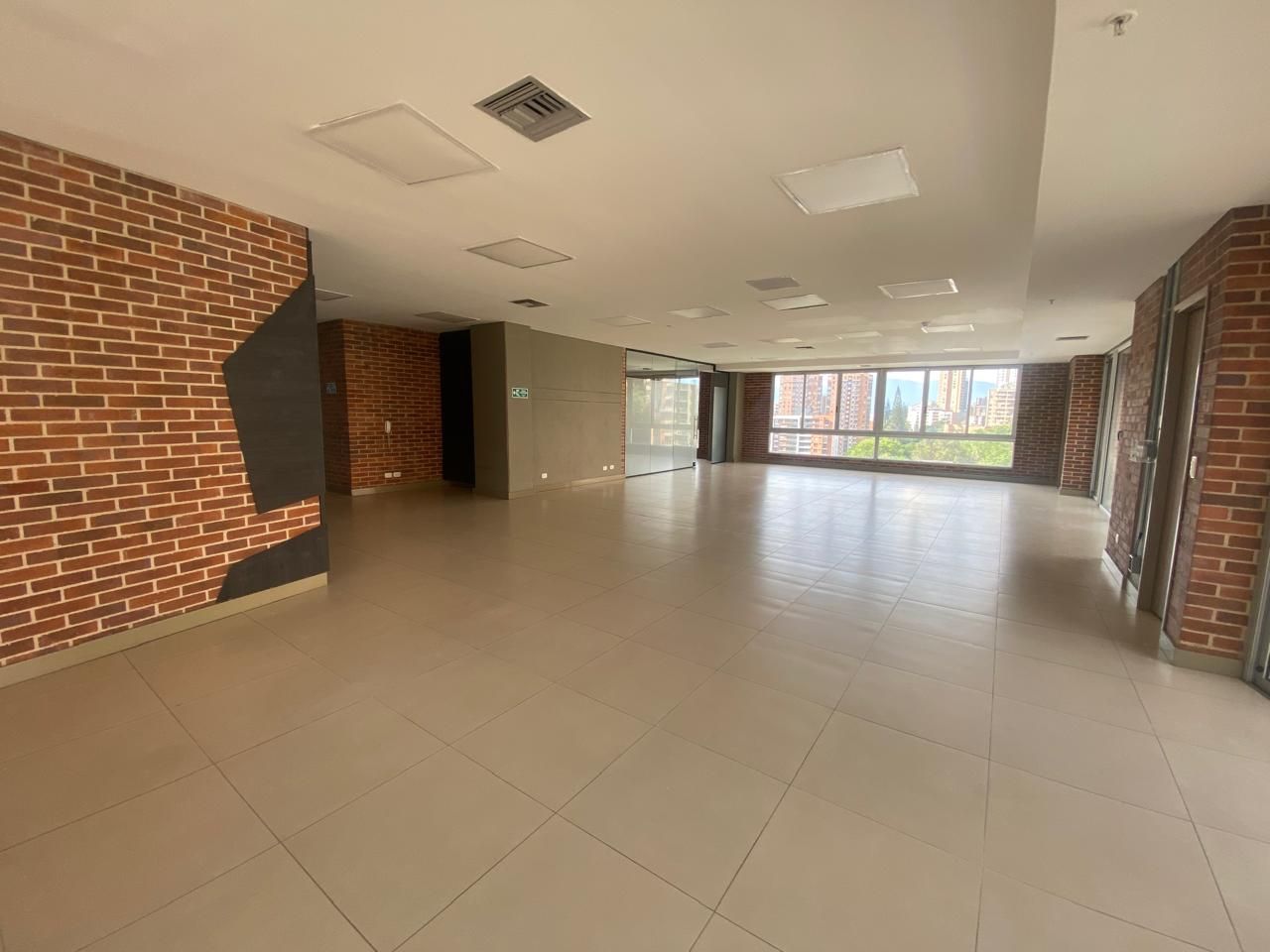 Oficina en arriendo Antioquia Medellín Castropol 280 m2 Habitaciones 0 Baños 4 Garajes 6 Precio $21500000