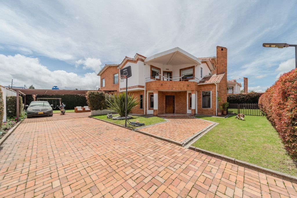 Casa en venta Cundinamarca Chía Br Las Juntas 378 m2 Habitaciones 5 Baños 6 Garajes 3 Precio $1620000000