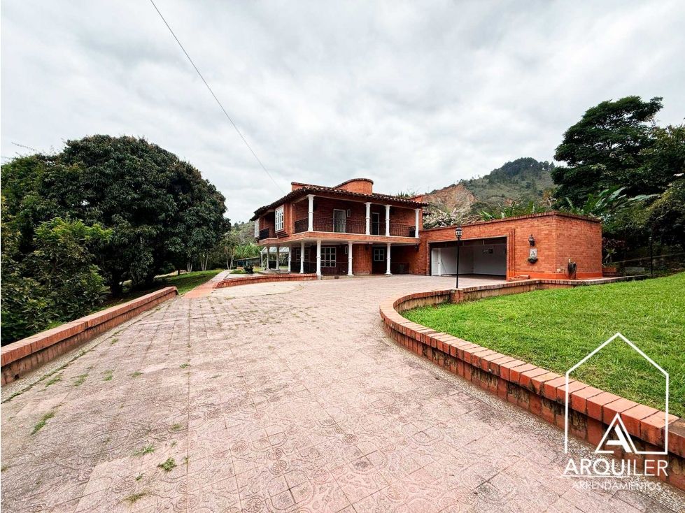 Casa en arriendo o venta Antioquia Bello Sector Belvedere 500 m2 Habitaciones 5 Baños 8 Garajes 2 Precio venta $5500000000 Precio arriendo $15000000