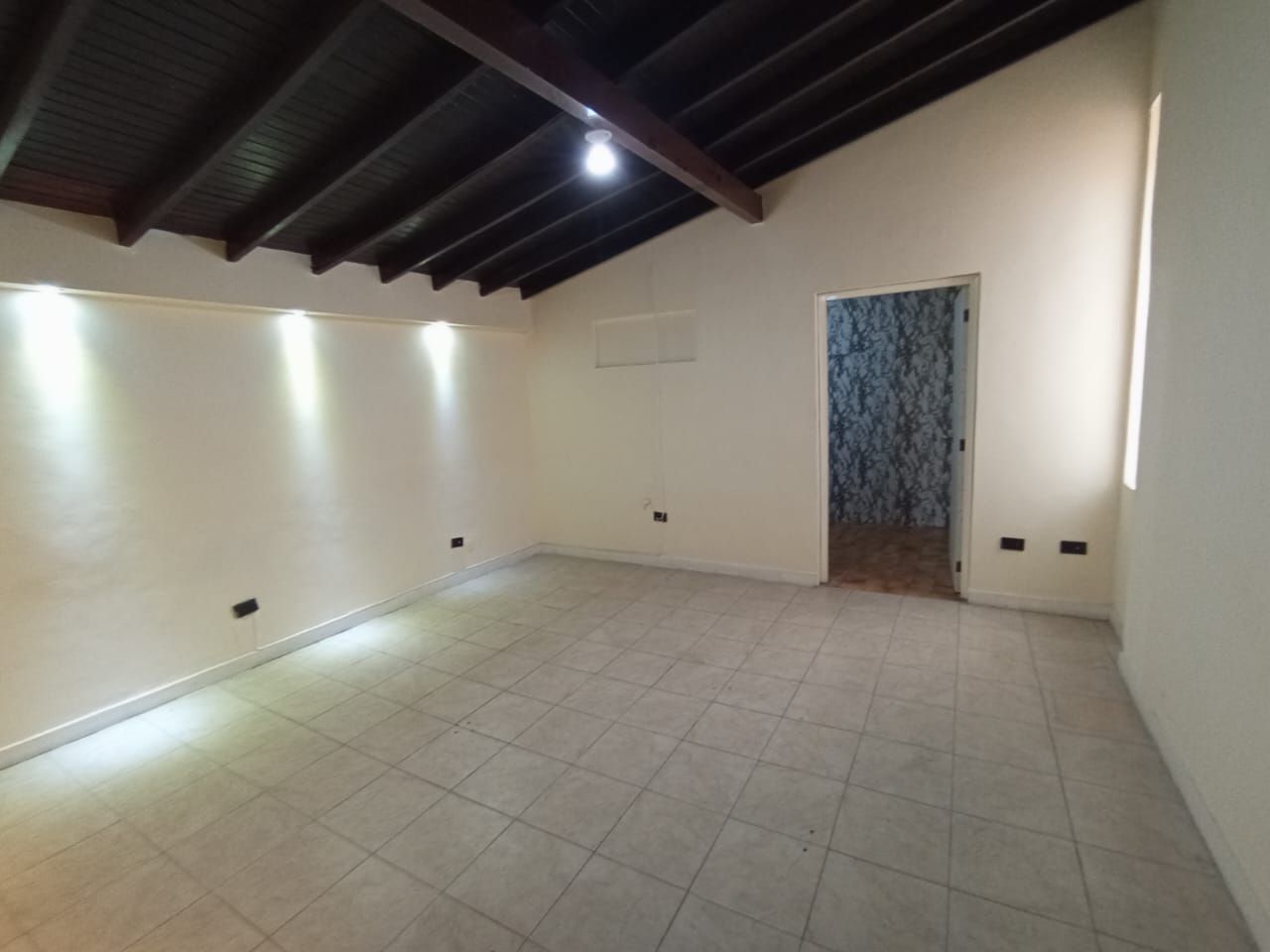 Oficina en arriendo Antioquia Medellín Rosales 280 m2 Habitaciones 0 Baños 2 Garajes 0 Precio $5800000
