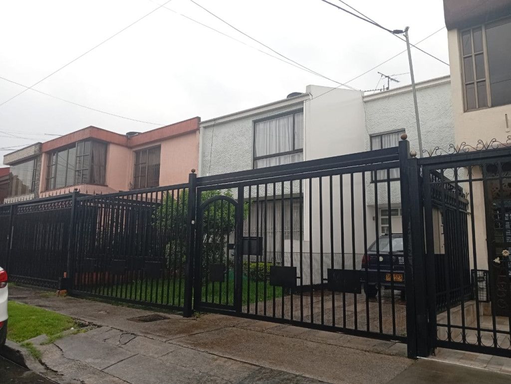 Casa en venta Cundinamarca Bogotá Paulo Vi Norte 300 m2 Habitaciones 3 Baños 4 Garajes 2 Precio $1050000000