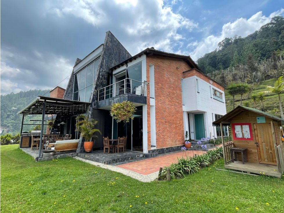 Casa en arriendo o venta Antioquia Medellín Altos Del Poblado 621 m2 Habitaciones 5 Baños 5 Garajes 10 Precio venta $5900000000 Precio arriendo $26000000