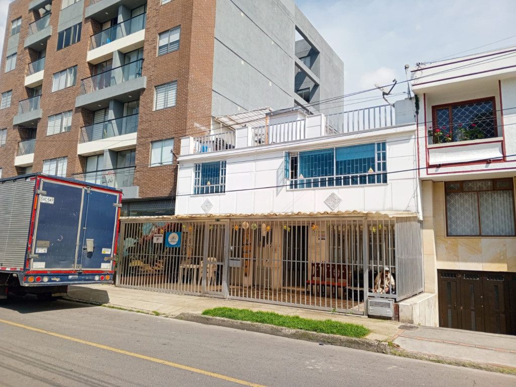 Casa en venta Cundinamarca Bogotá Normandía 480 m2 Habitaciones 8 Baños 6 Garajes 2 Precio $1650000000