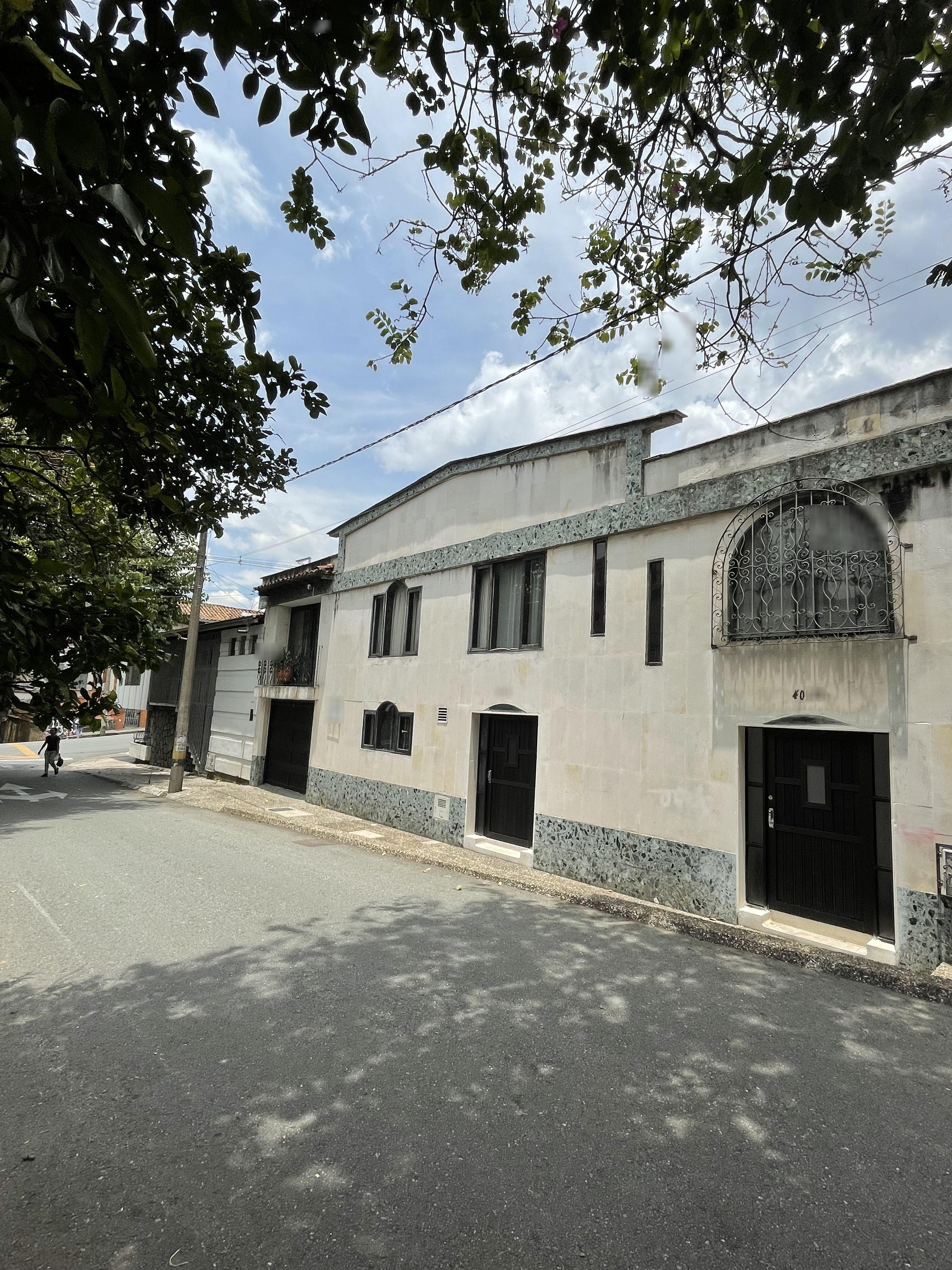 Casa en venta Antioquia Medellín Boston 240 m2 Habitaciones 3 Baños 3 Garajes 2 Precio $1080000000