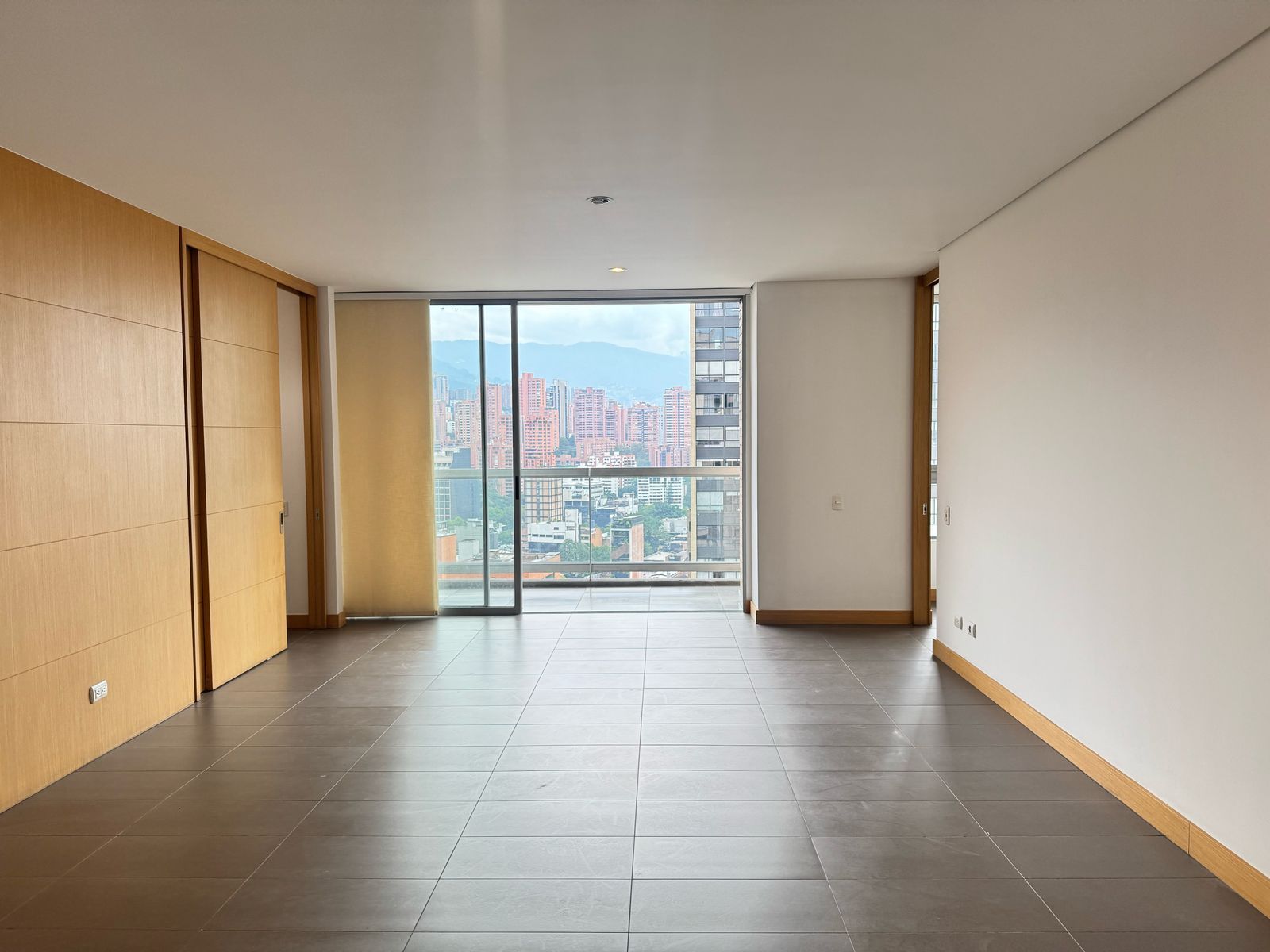 Apartamento en arriendo Antioquia Medellín La Linde 95 m2 Habitaciones 1 Baños 2 Garajes 2 Precio $4700000