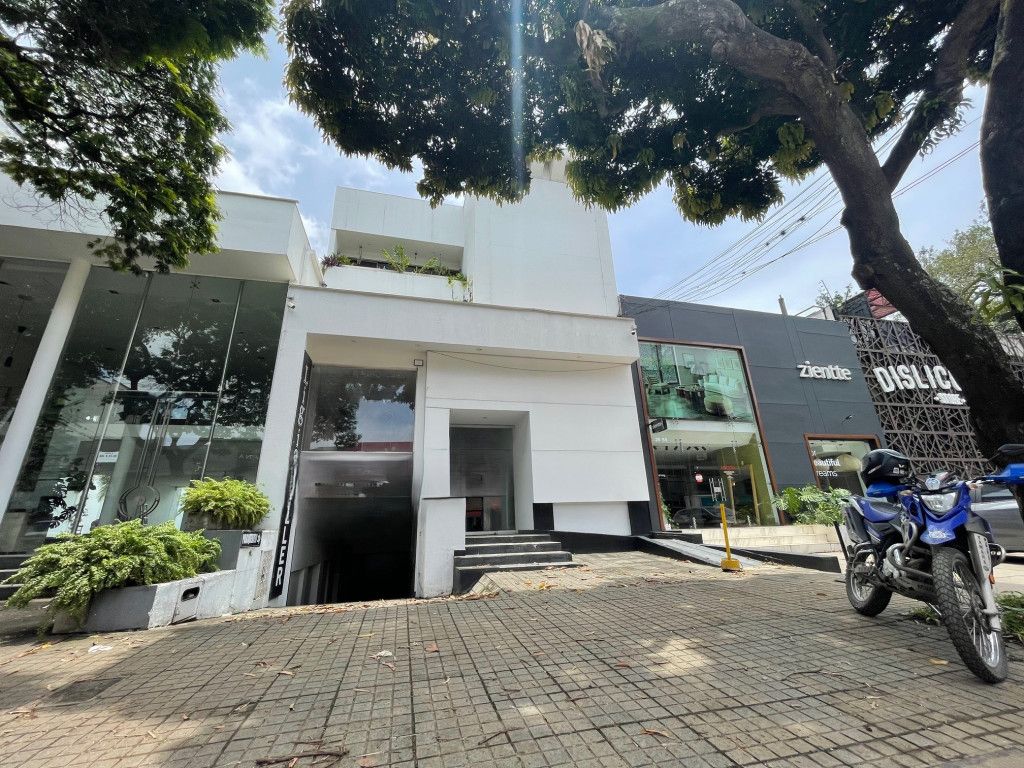 Local en arriendo Valle Del Cauca Cali Santa Mónica 248 m2 Habitaciones 0 Baños 3 Garajes 3 Precio $9000000