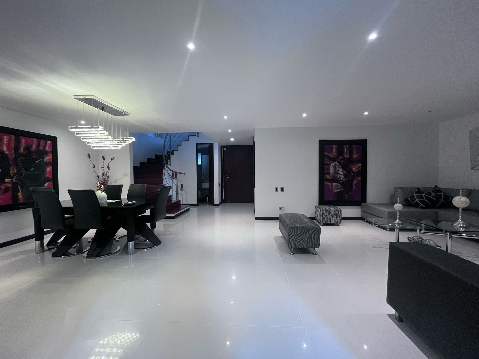 Casa en arriendo Antioquia Envigado Zúñiga 435 m2 Habitaciones 3 Baños 4 Garajes 2 Precio $14700000