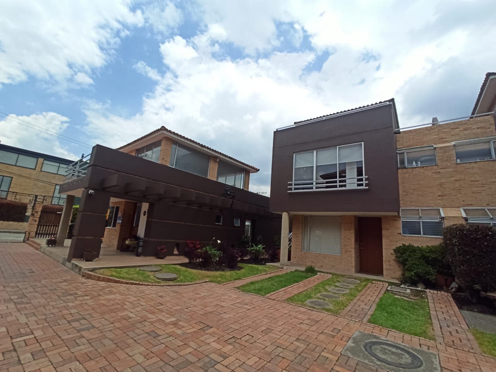 Casa en arriendo Cundinamarca Chía Laura Vicuña 13110 m2 Habitaciones 4 Baños 3 Garajes 2 Precio $3900000