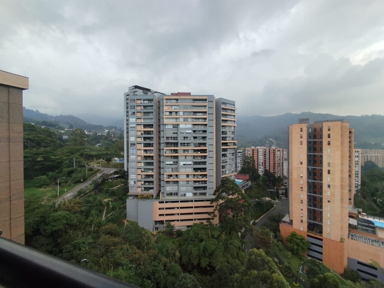 Apartamento en arriendo Antioquia Envigado Colina Campestre 104 m2 Habitaciones 3 Baños 3 Garajes 2 Precio $5200000