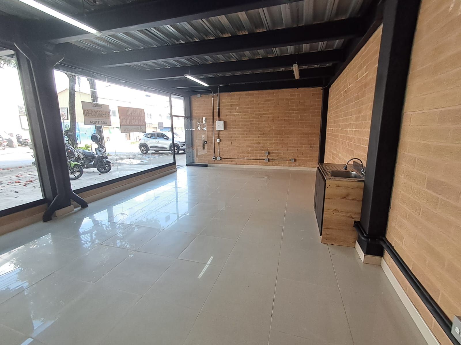 Local en arriendo Antioquia Itagüí La Esmeralda 55 m2 Habitaciones 0 Baños 1 Garajes 2 Precio $3500000