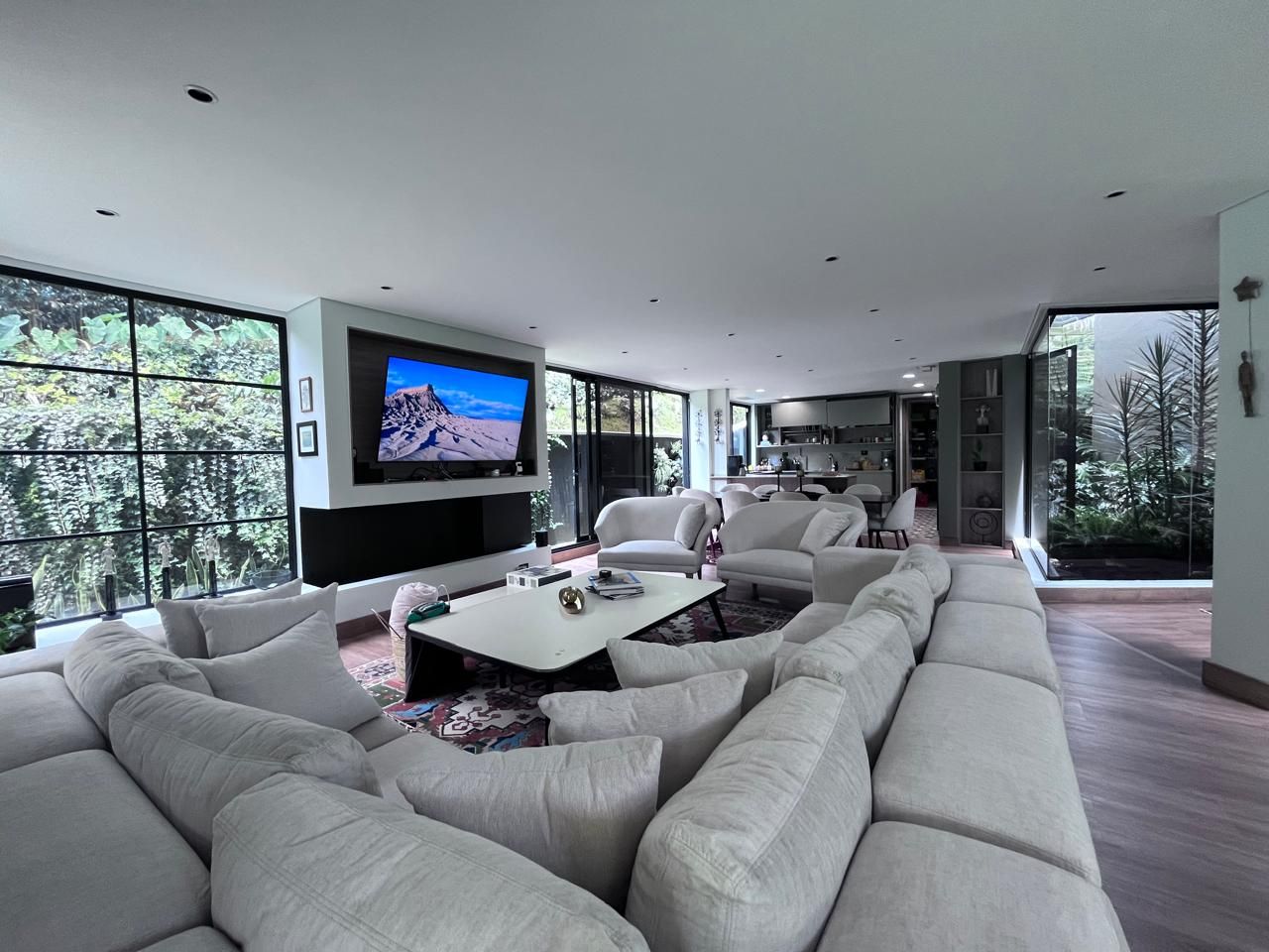 Casa en arriendo o venta Antioquia Envigado Loma Benedictinos 361 m2 Habitaciones 4 Baños 5 Garajes 5 Precio venta $3600000000 Precio arriendo $28000000