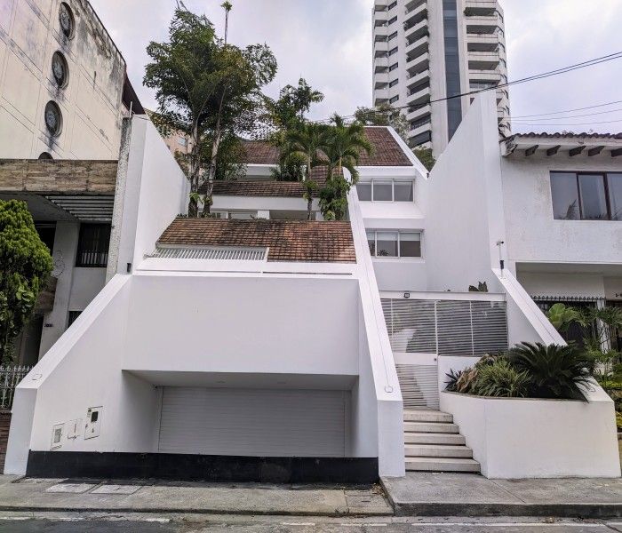 Casa en venta Valle Del Cauca Cali Normandía 402 m2 Habitaciones 4 Baños 5 Garajes 2 Precio $2200000000