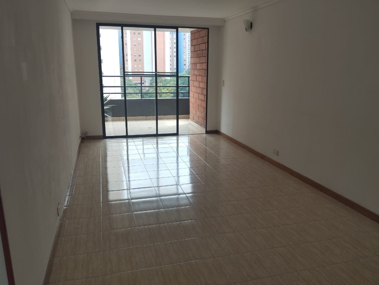 Apartamento en arriendo Antioquia Medellín Loma De Los Bernal 75 m2 Habitaciones 3 Baños 3 Garajes 1 Precio $2500000