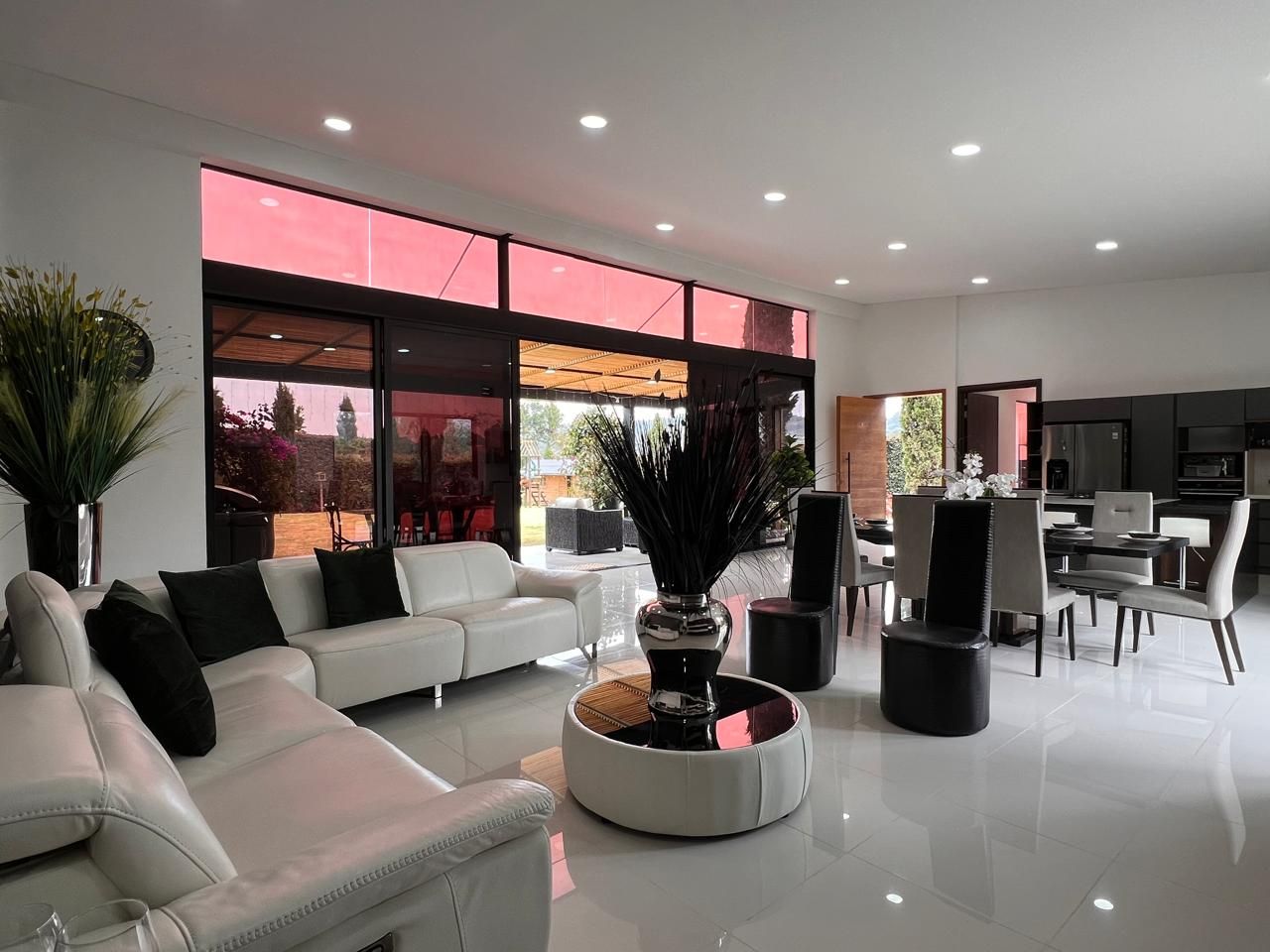 Casa en arriendo Antioquia Envigado Vereda El Peñasco 2400 m2 Habitaciones 4 Baños 5 Garajes 2 Precio $25500000