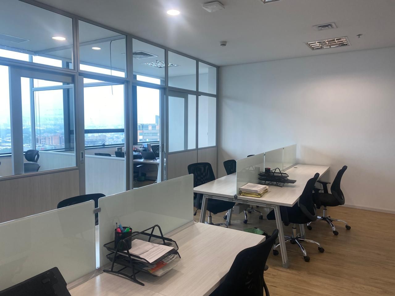 Oficina en arriendo o venta Antioquia Medellín El Castillo 65 m2 Habitaciones 0 Baños 0 Garajes 0 Precio venta $950000000 Precio arriendo $6900000
