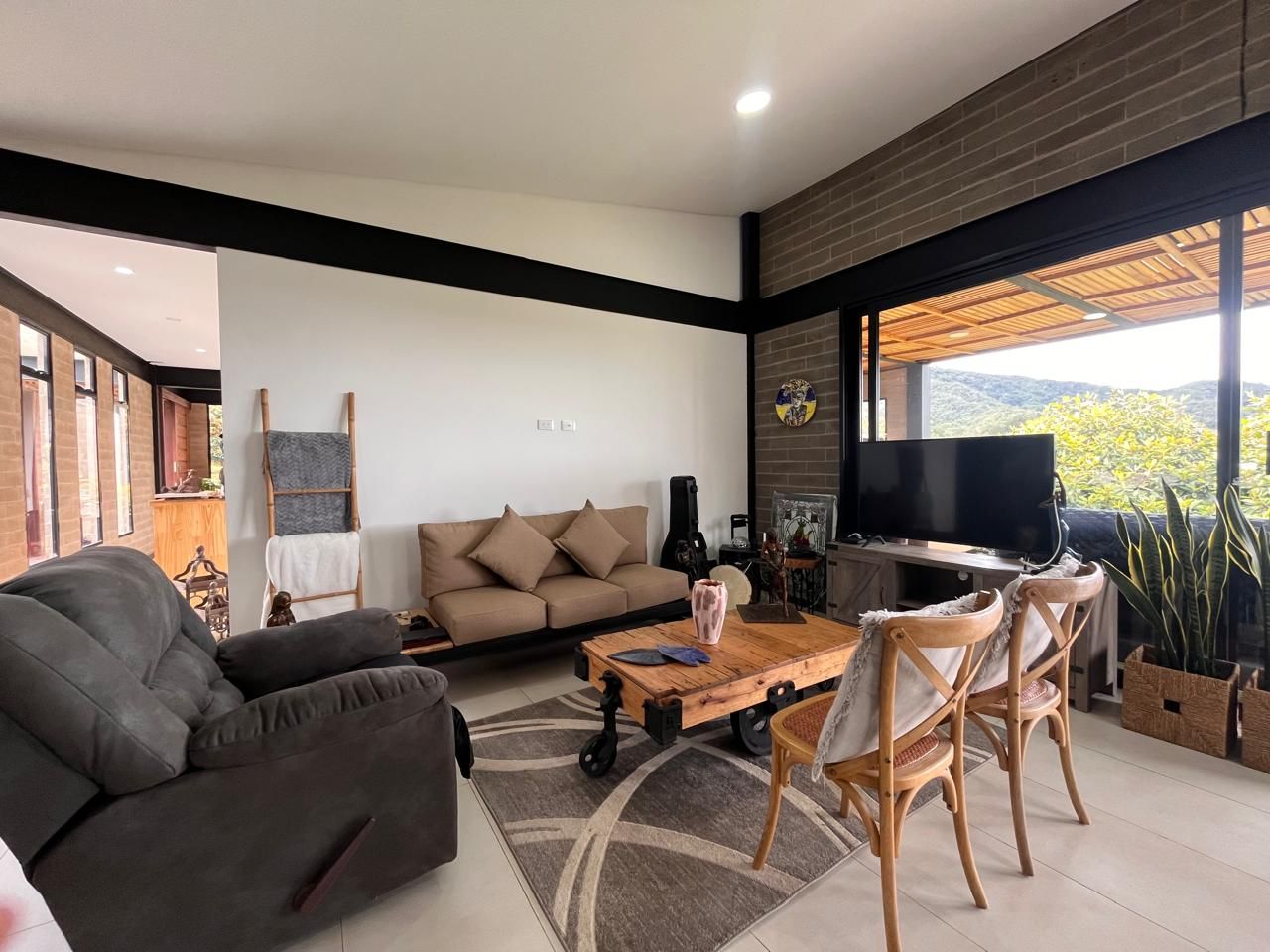 Casa en arriendo o venta Antioquia El Retiro Cn El Campo 1280 m2 Habitaciones 2 Baños 4 Garajes 4 Precio venta $1430000000 Precio arriendo $8100000