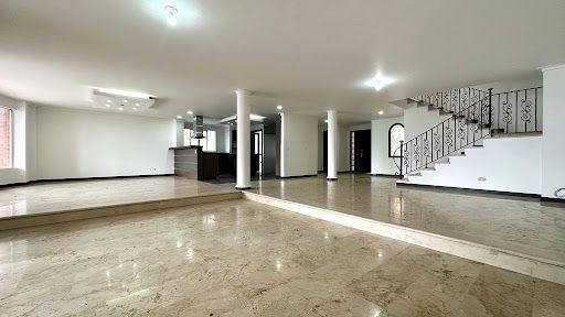 Casa en arriendo Antioquia Medellín El Tesoro 430 m2 Habitaciones 5 Baños 7 Garajes 5 Precio $14000000