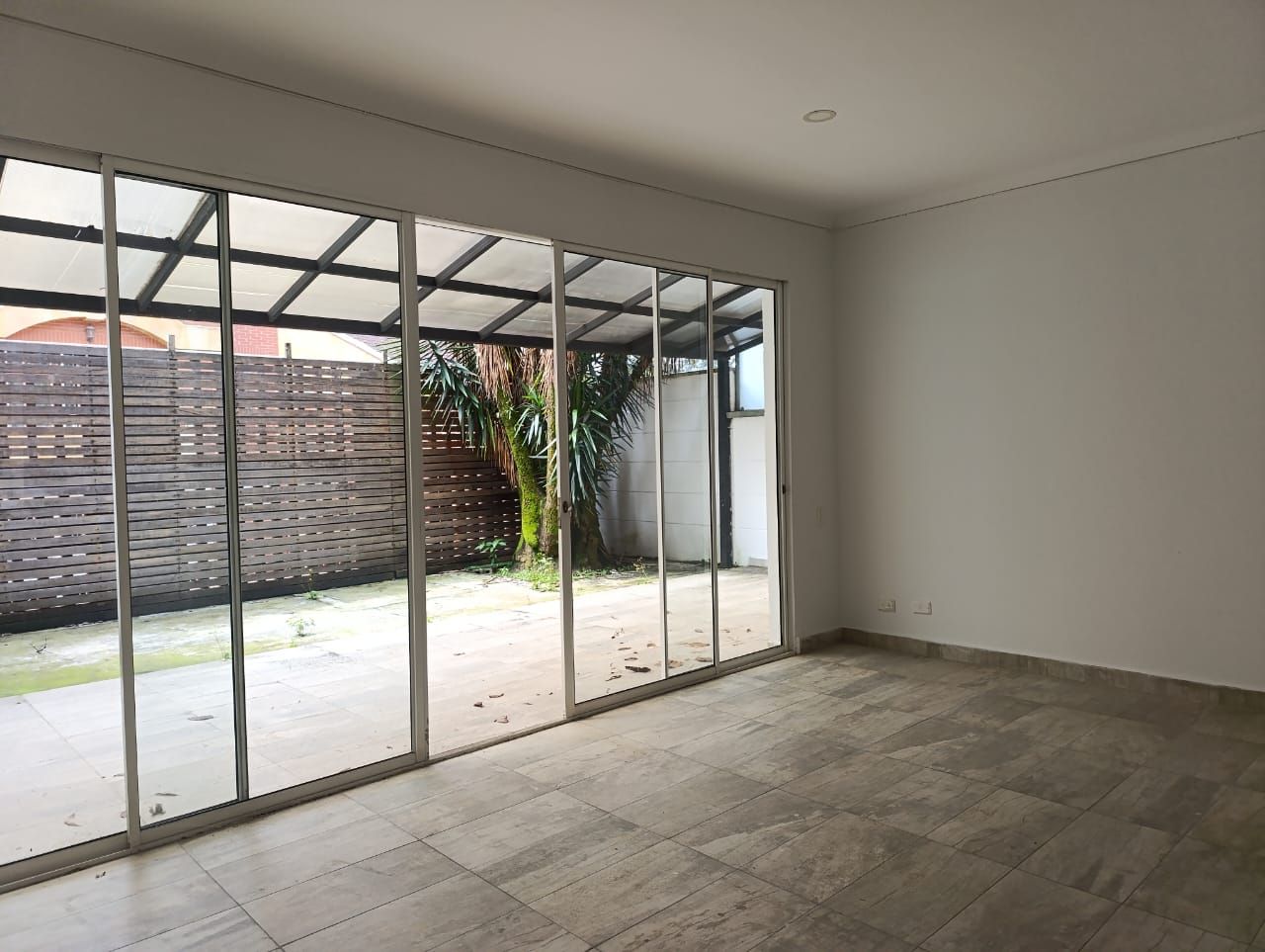 Casa en arriendo Antioquia Medellín Naranjitos 220 m2 Habitaciones 4 Baños 5 Garajes 3 Precio $9500000