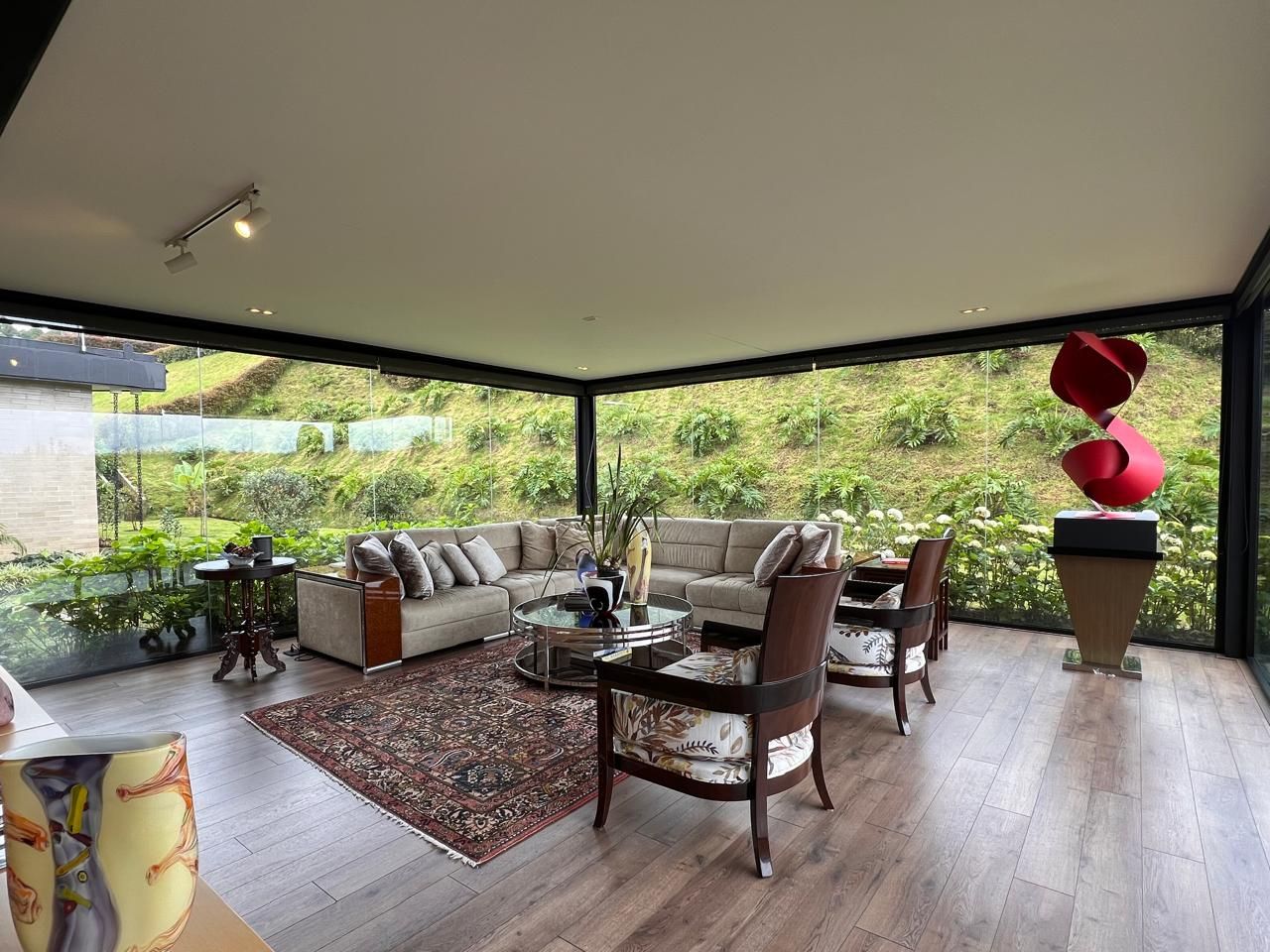 Casa en arriendo o venta Antioquia Envigado Loma Del Atravesado 2106 m2 Habitaciones 3 Baños 4 Garajes 4 Precio venta $6550000000 Precio arriendo $35000000