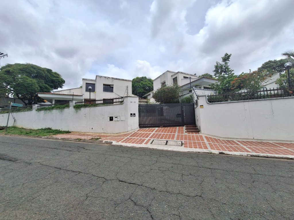 Casa en arriendo Valle Del Cauca Cali Urbanización Ciudad Jardín 500 m2 Habitaciones 8 Baños 10 Garajes 1 Precio $13000000