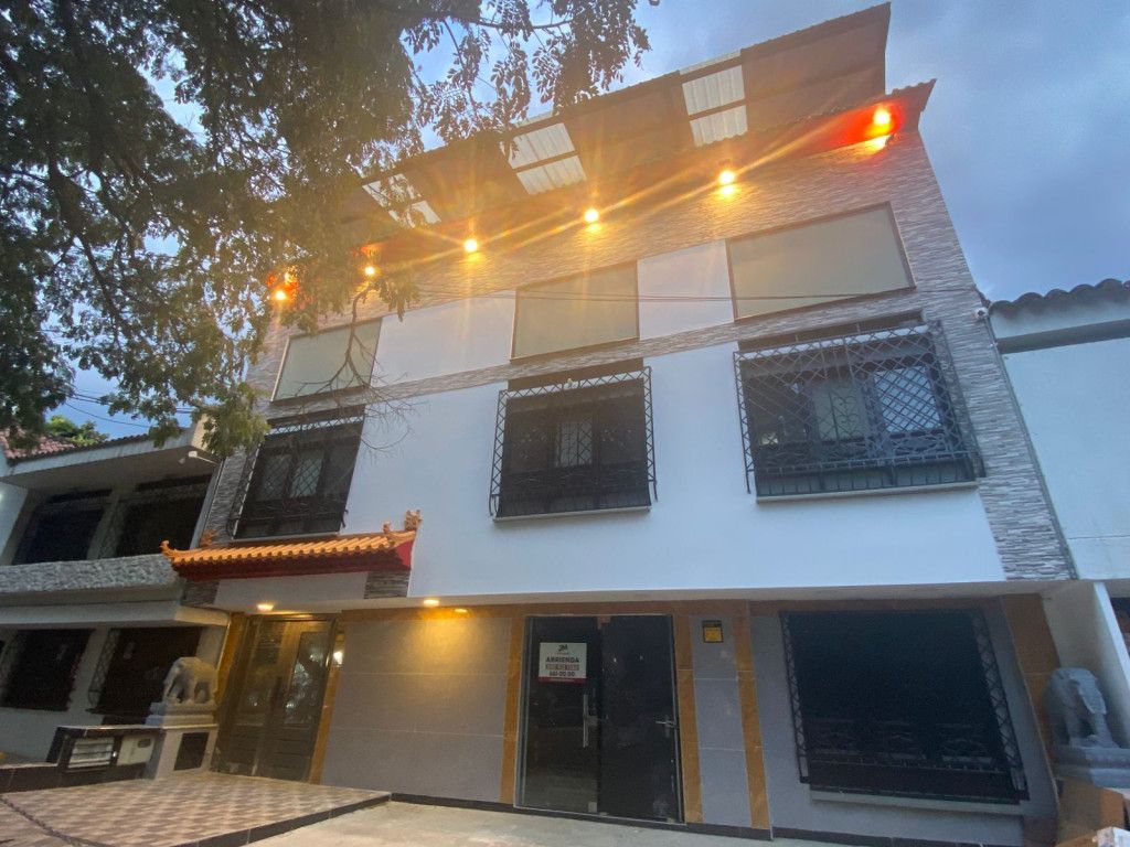 Local en arriendo Valle Del Cauca Cali La Flora 300 m2 Habitaciones 0 Baños 2 Garajes 0 Precio $8000000