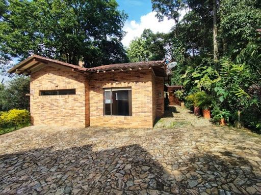 Casa en arriendo Antioquia Envigado El Chinguí 320 m2 Habitaciones 4 Baños 5 Garajes 4 Precio $11000000