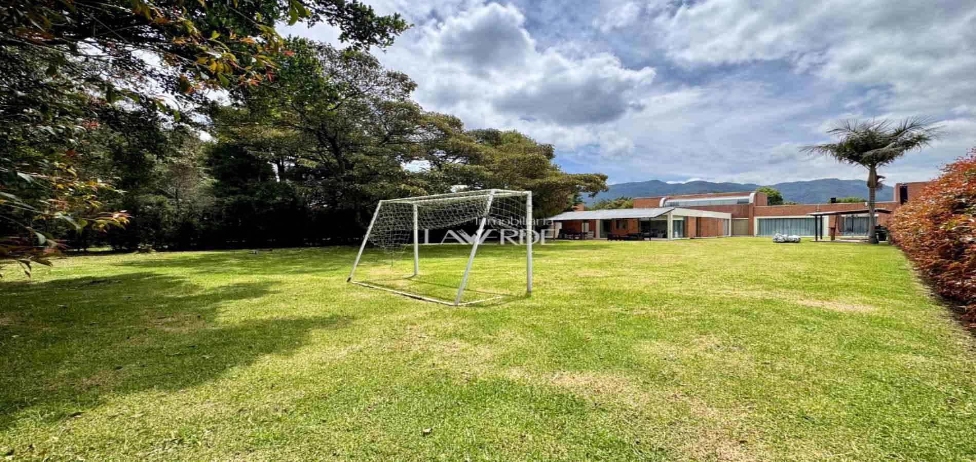 Casa en venta Cundinamarca Bogotá Casa Blanca 430 m2 Habitaciones 4 Baños 6 Garajes 8 Precio $2300000000