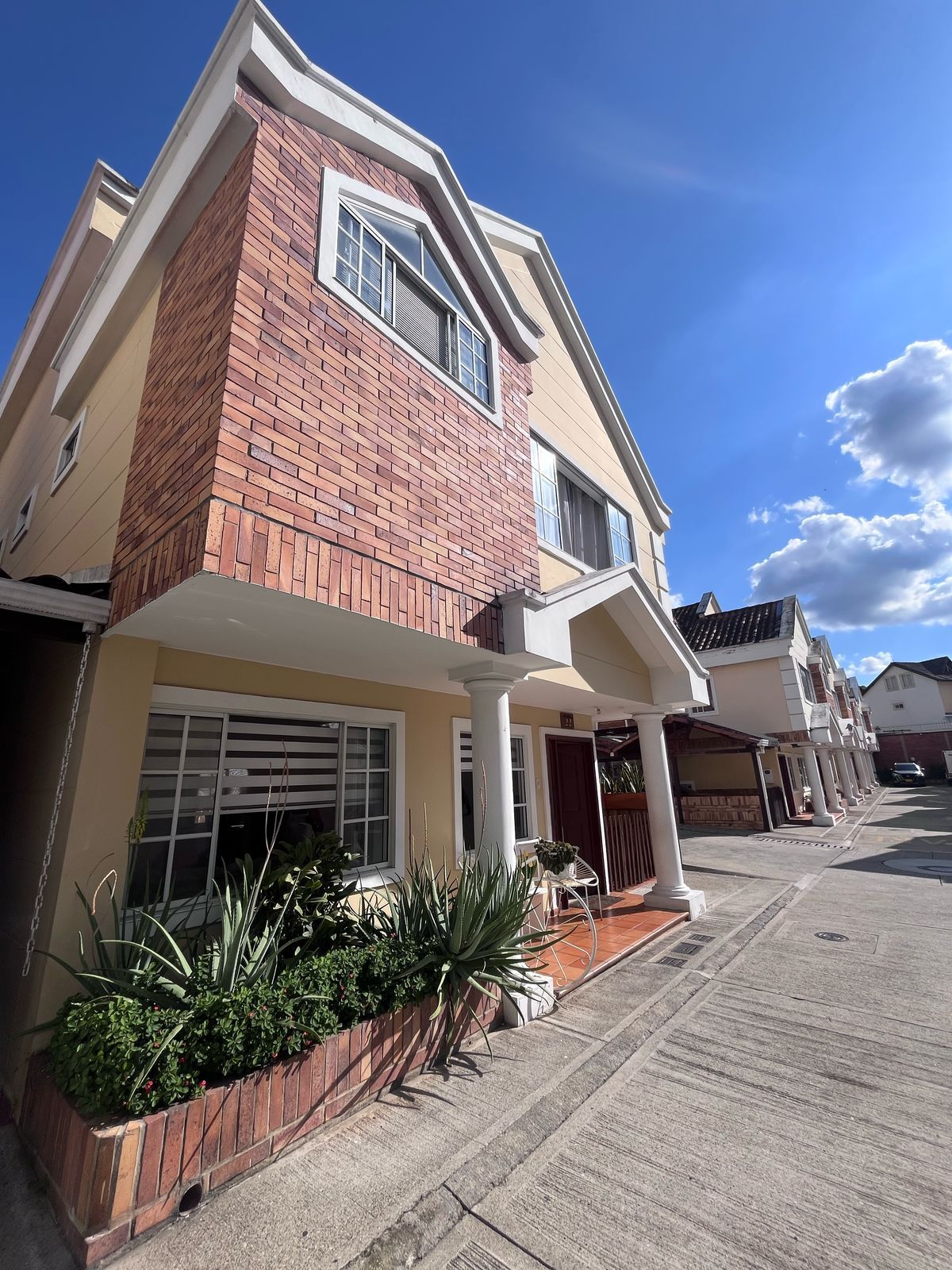 Casa en venta Santander Floridablanca Conjunto Plazuela De Cañaveral 247 m2 Habitaciones 5 Baños 5 Garajes 2 Precio $925000000