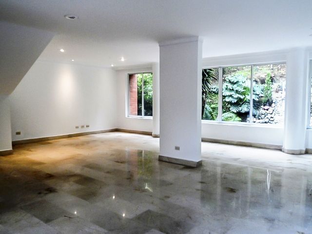 Casa en arriendo o venta Antioquia Medellín El Castillo 340 m2 Habitaciones 3 Baños 4 Garajes 1 Precio venta $1850000000 Precio arriendo $10500000