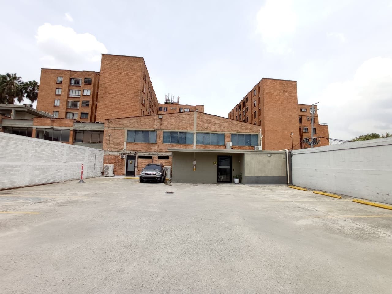 Oficina en arriendo Antioquia Medellín Urbanizacion Barcelona 280 m2 Habitaciones 0 Baños 6 Garajes 0 Precio $7500000