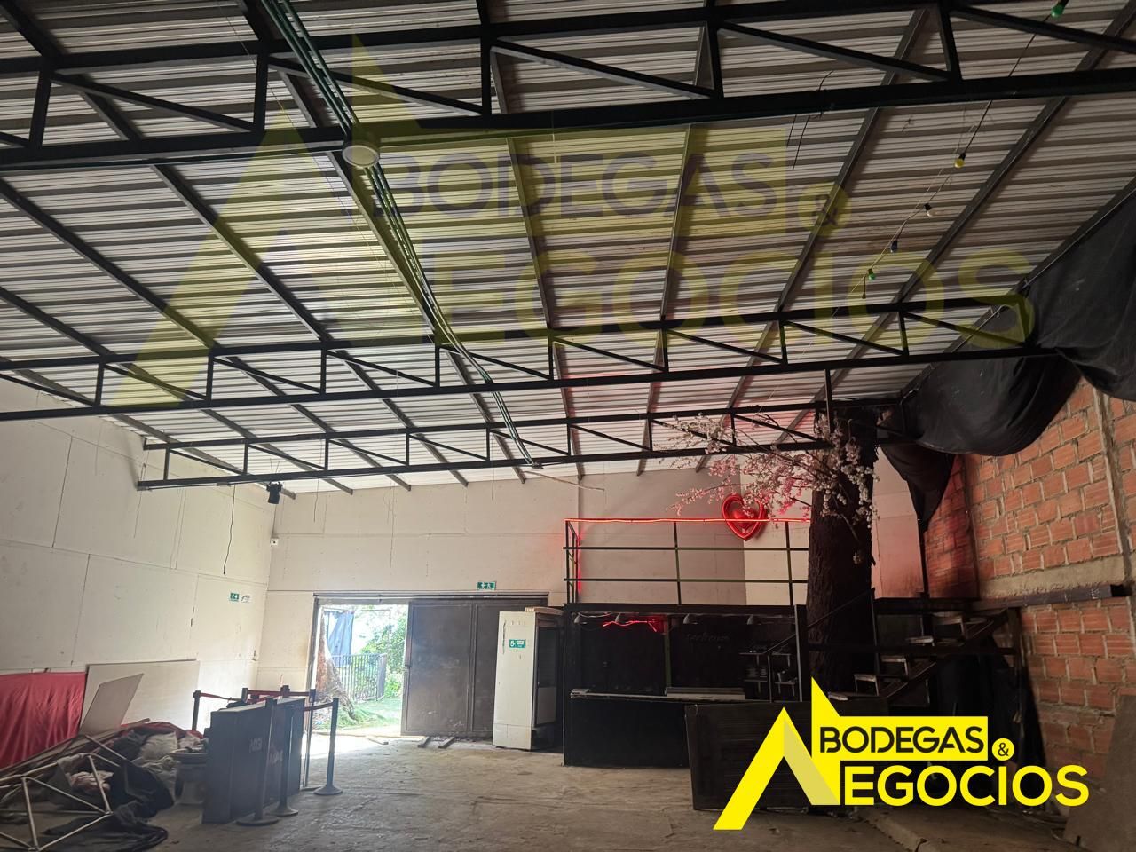 Bodega en arriendo Antioquia Medellín La Salle 360 m2 Habitaciones 0 Baños 3 Garajes 2 Precio $10000000