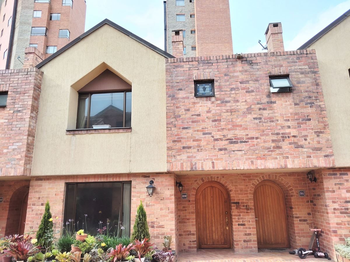 Casa en venta Cundinamarca Bogotá Atenas 240 m2 Habitaciones 4 Baños 4 Garajes 2 Precio $970000000
