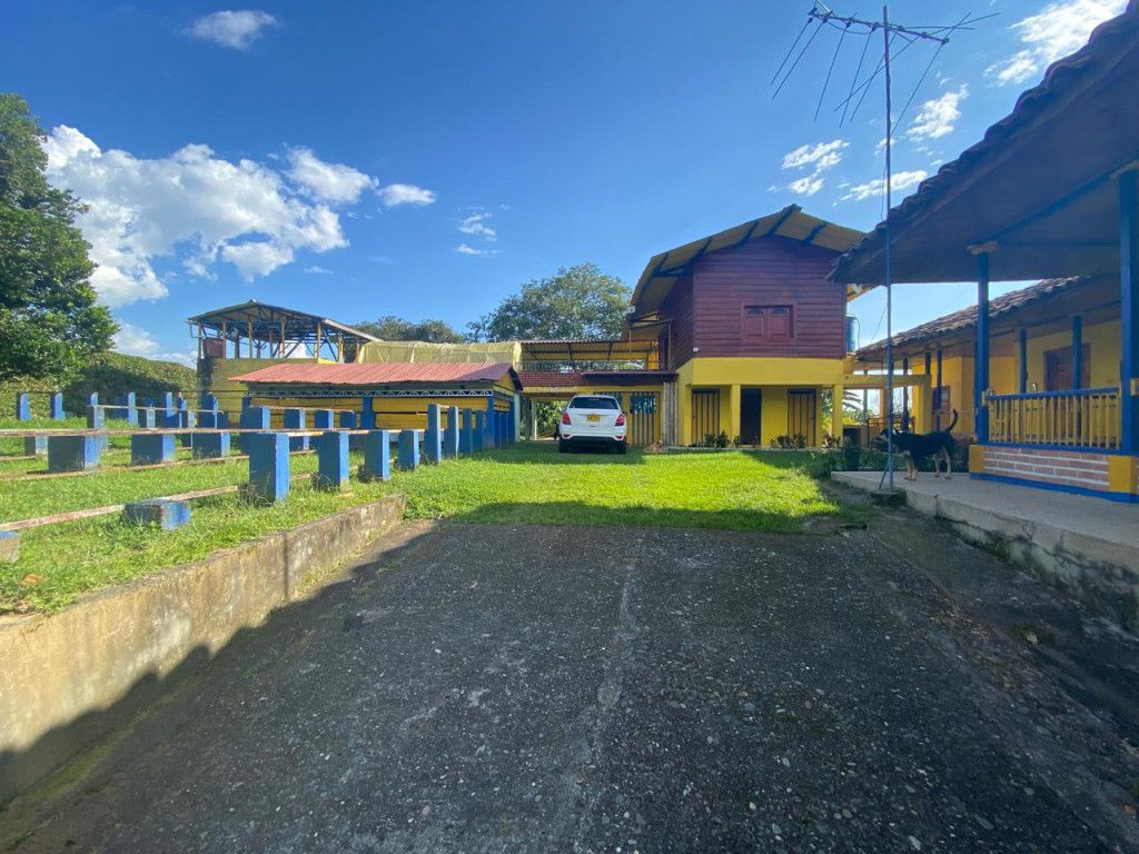Finca en venta Quindío Quimbaya Br Clementina Lopez 7040 m2 Habitaciones 6 Baños 4 Garajes 6 Precio $2300000000