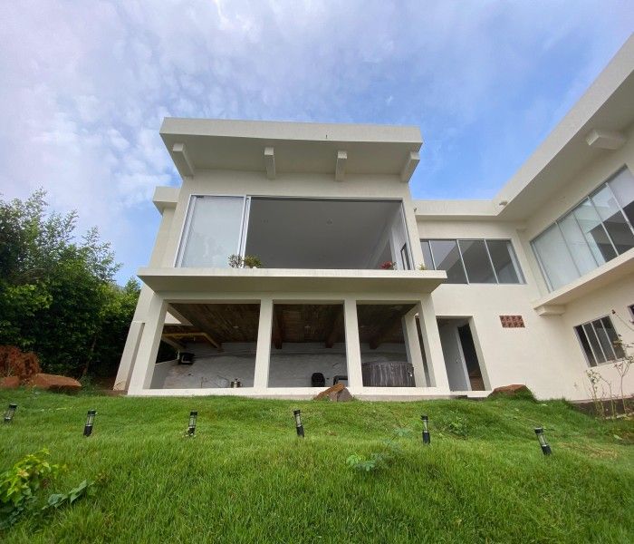 Casa en venta Valle Del Cauca Cali Br Cementerio - Carabineros 500 m2 Habitaciones 6 Baños 6 Garajes 8 Precio $1800000000