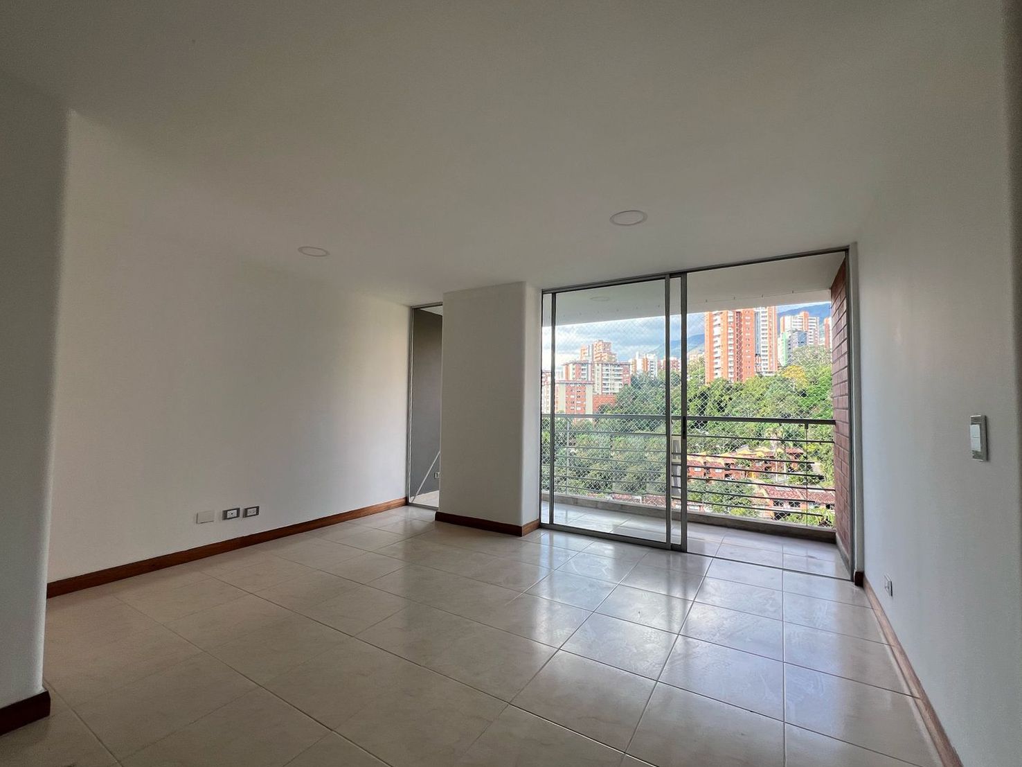 Apartamento en arriendo Antioquia Envigado La Inmaculada 100 m2 Habitaciones 3 Baños 2 Garajes 2 Precio $4500000
