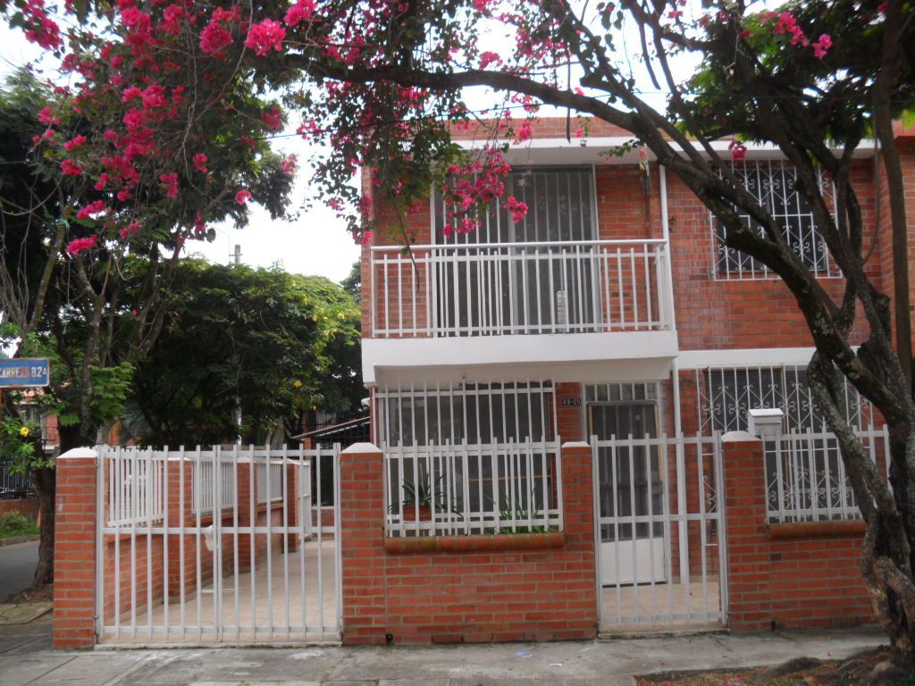 Casa en venta Valle Del Cauca Cali Ciudad Real 106 m2 Habitaciones 3 Baños 4 Garajes 3 Precio $400000000