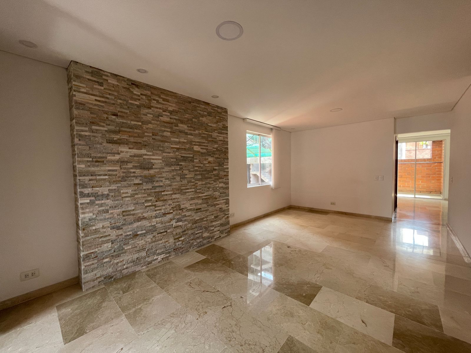 Apartamento en arriendo Antioquia Medellín Laureles 95 m2 Habitaciones 2 Baños 2 Garajes 7 Precio $3400000