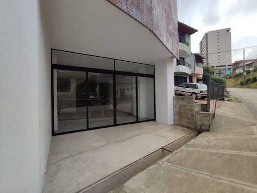 Local en arriendo Antioquia El Carmen De Viboral Sacatin 229 m2 Habitaciones 0 Baños 2 Garajes 2 Precio $5800000
