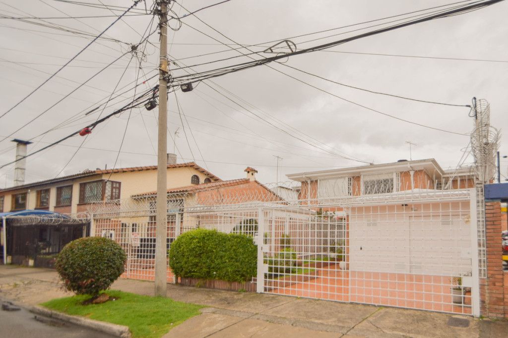 Casa en venta Cundinamarca Bogotá El Contador 317 m2 Habitaciones 3 Baños 3 Garajes 4 Precio $1500000000
