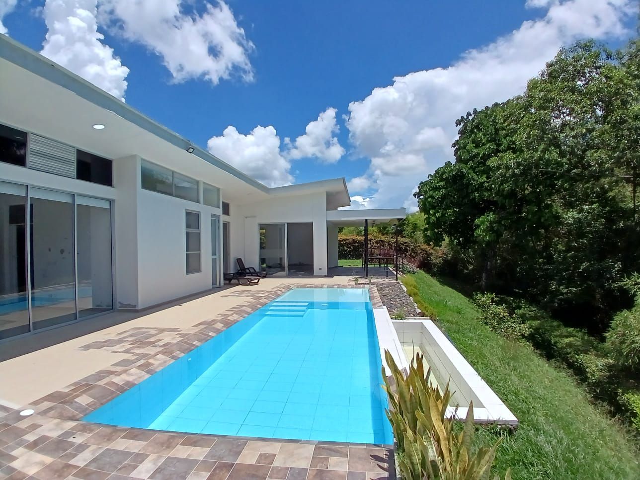 Casa Campestre en arriendo o venta Risaralda Pereira Br San Fernando 300 m2 Habitaciones 4 Baños 3 Garajes 4 Precio venta $1300000000 Precio arriendo $7200000