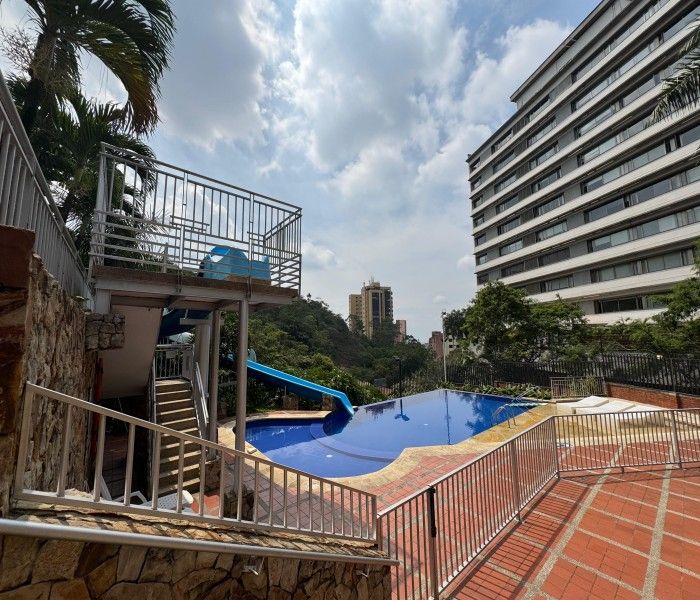 Casa en venta Valle Del Cauca Cali Normandía 250 m2 Habitaciones 4 Baños 4 Garajes 3 Precio $1550000000