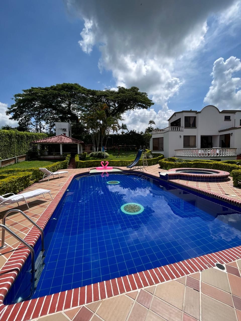 Casa Campestre en arriendo o venta Risaralda Pereira Ur Rincon De La Palma 500 m2 Habitaciones 6 Baños 6 Garajes 6 Precio venta $1900000000 Precio arriendo $6800000
