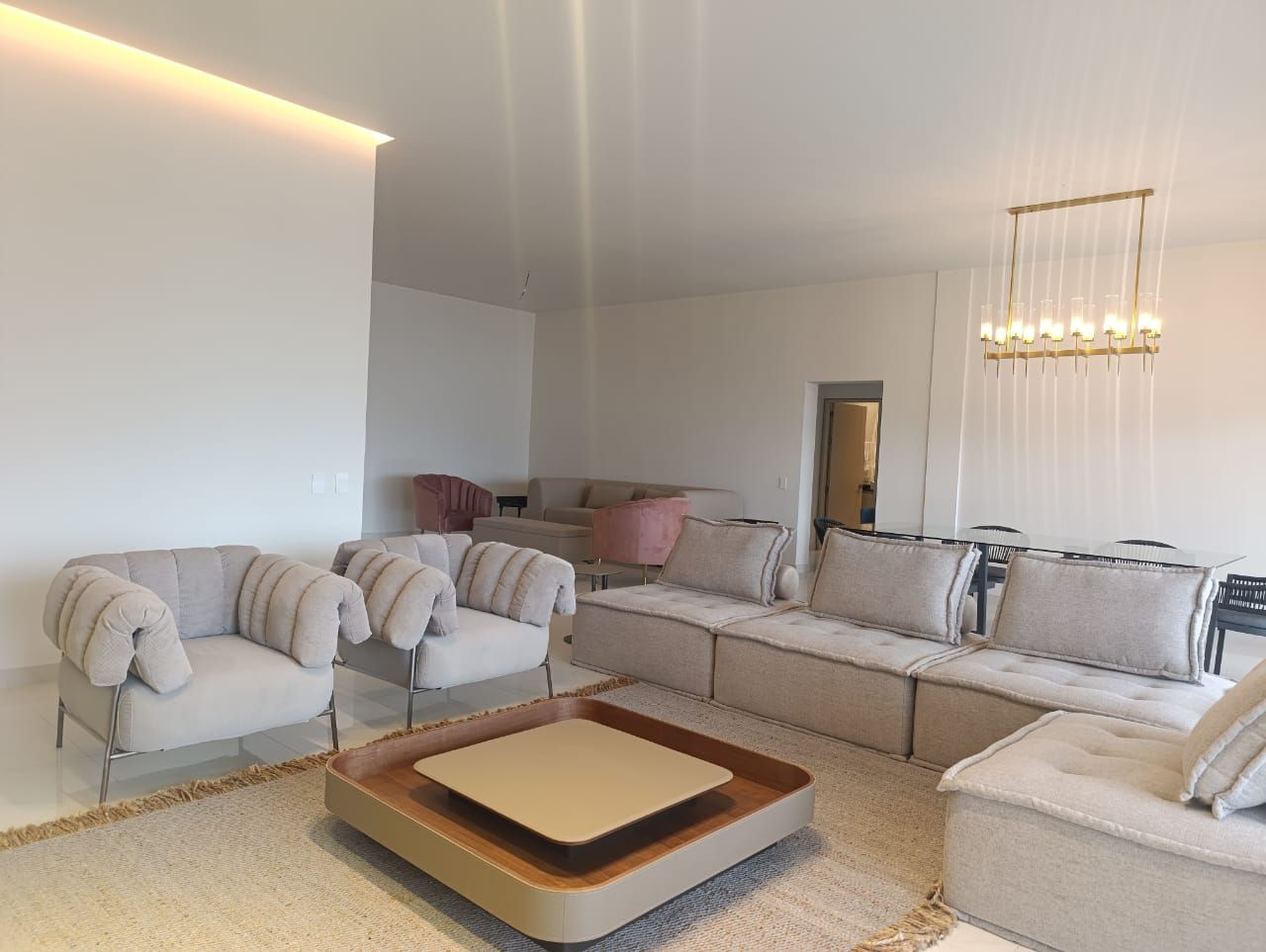 Casa en arriendo o venta Antioquia Medellín El Tesoro 1300 m2 Habitaciones 4 Baños 4 Garajes 5 Precio venta $5000000000 Precio arriendo $36500000