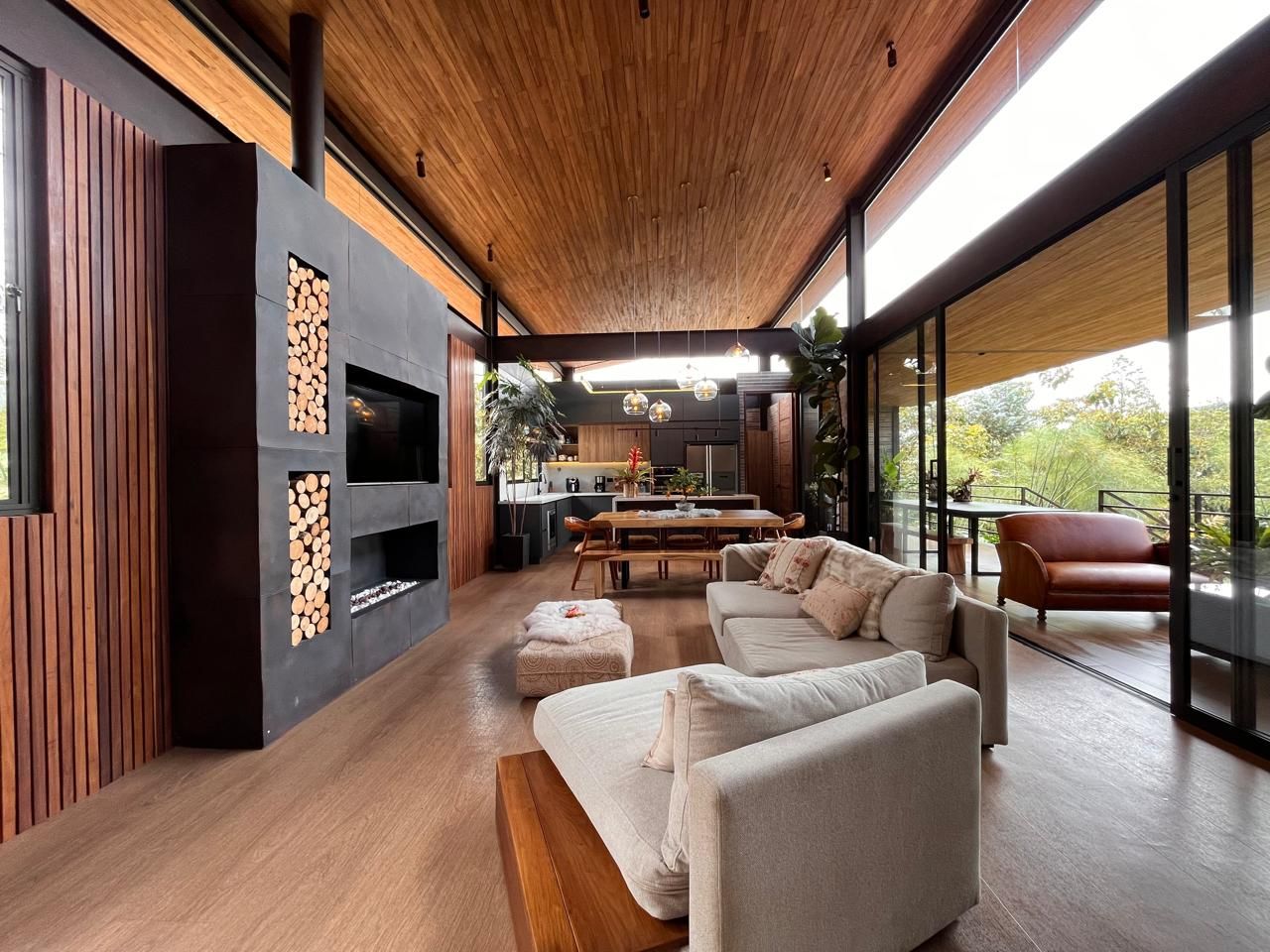 Casa en arriendo o venta Antioquia El Retiro Villa Elena 1708 m2 Habitaciones 3 Baños 4 Garajes 6 Precio venta $3300000000 Precio arriendo $15600000