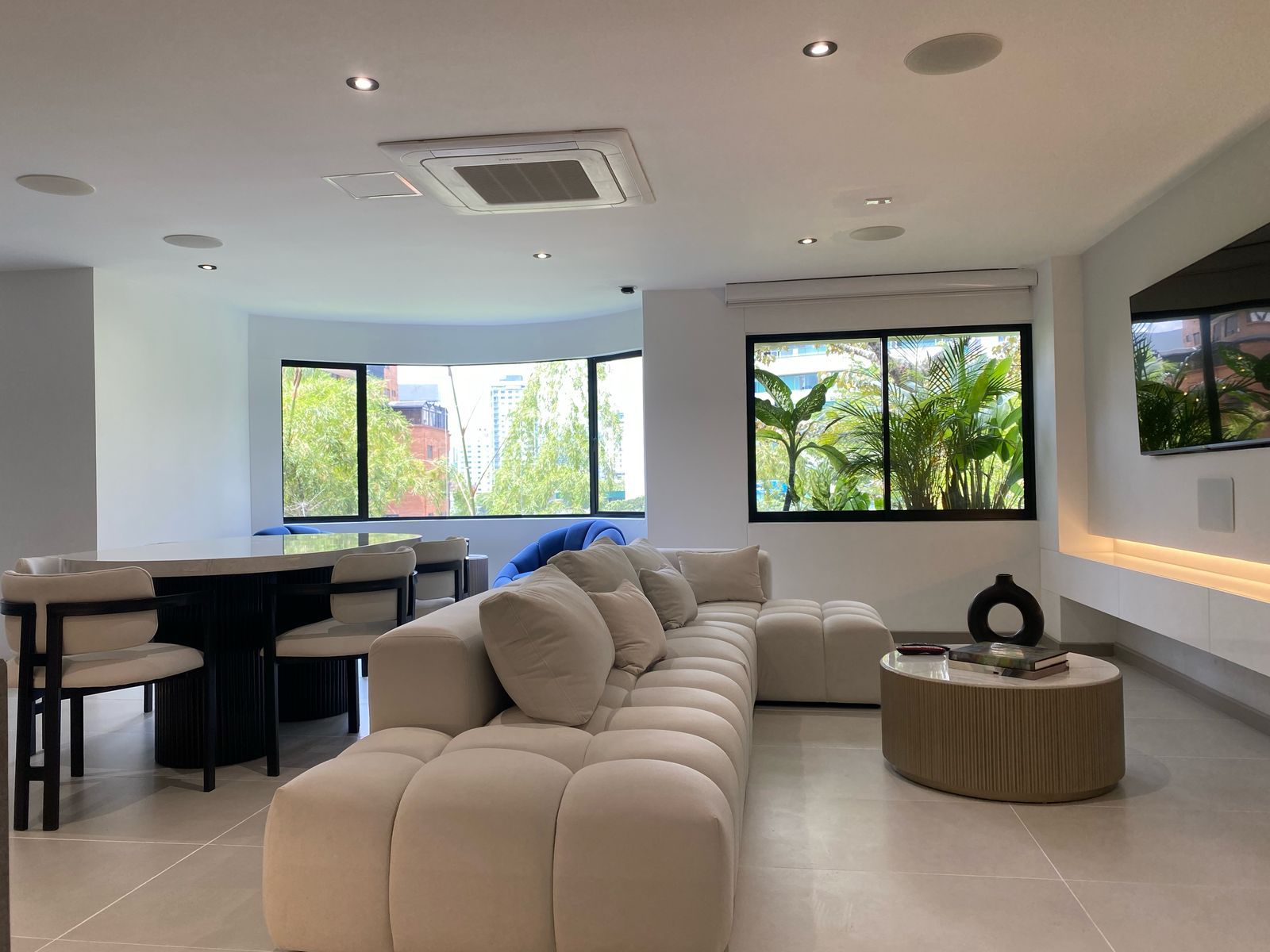 Apartamento en arriendo o venta Antioquia Medellín La Aguacatala 148 m2 Habitaciones 3 Baños 3 Garajes 2 Precio venta $1230000000 Precio arriendo $12200000