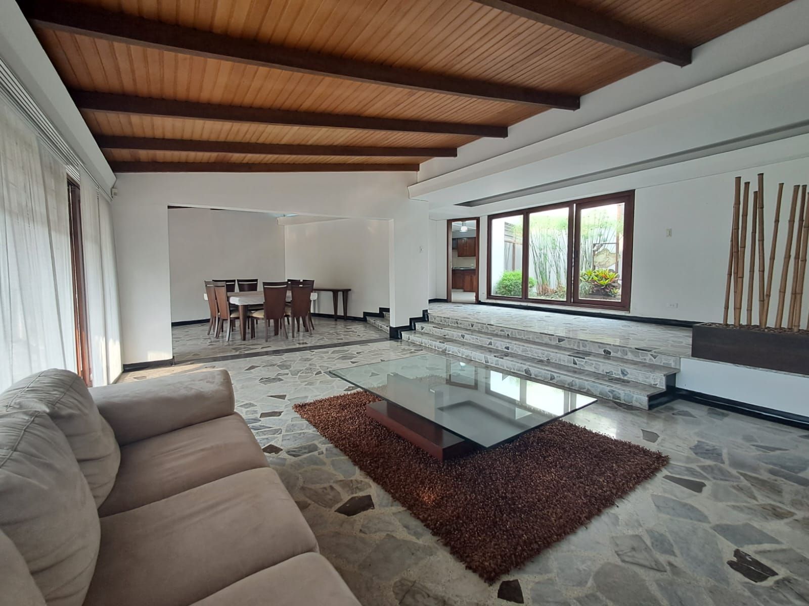 Casa en arriendo Risaralda Pereira Los Angeles 573 m2 Habitaciones 5 Baños 4 Garajes 2 Precio $11000000